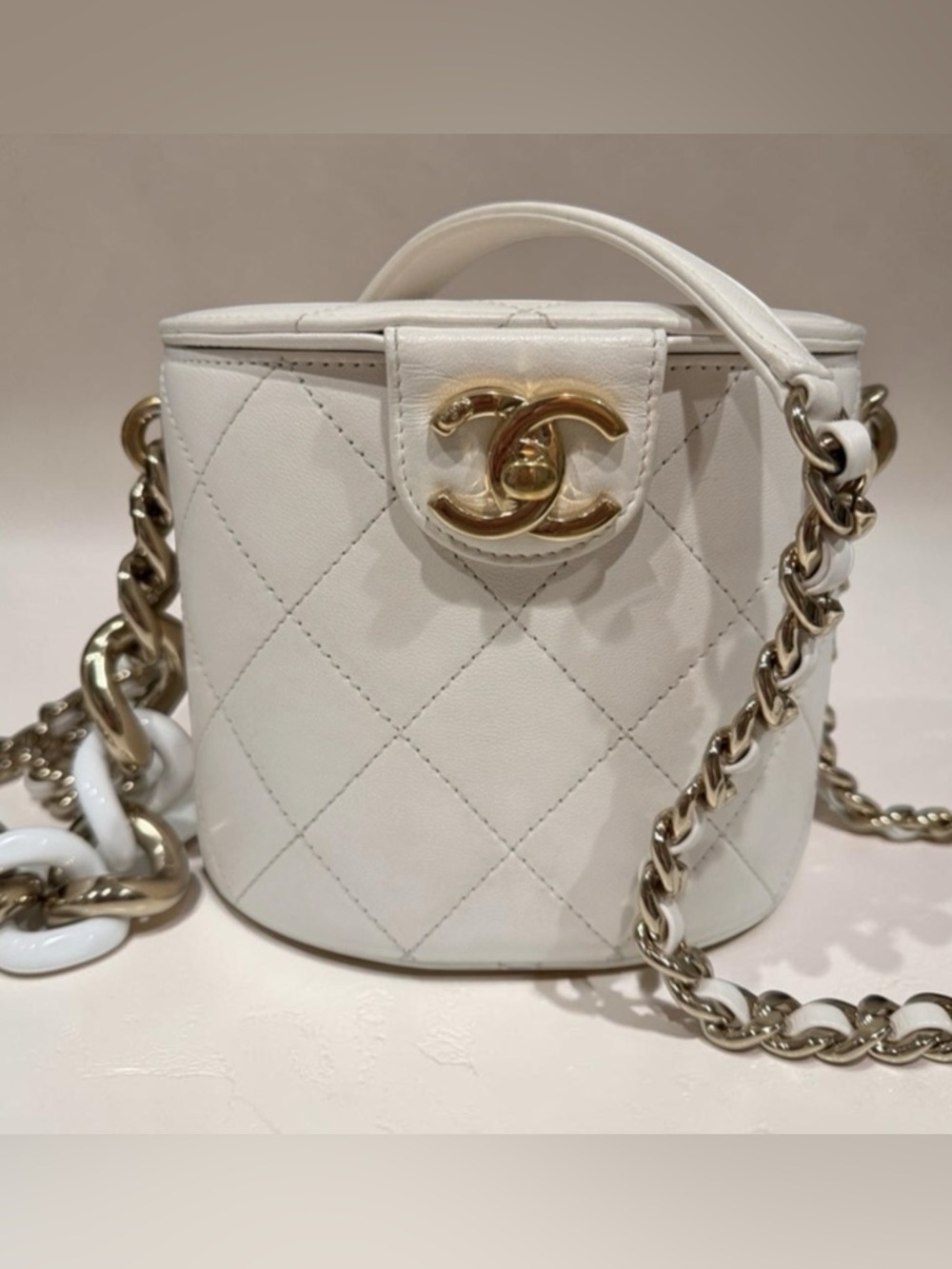 Chanel vintage lambskin, vanity case round bucket style with cc Turlock & chain - Picture 3 of 16